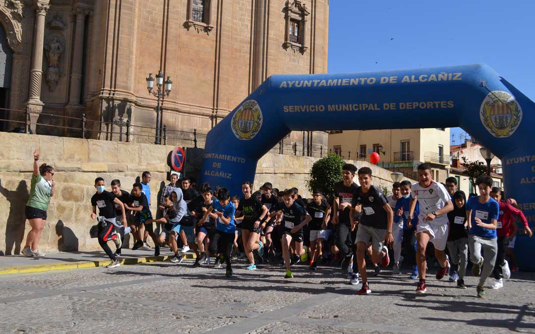 La señal de la salida la ha realizado la lanzadora de martillo, Elena Sanz. Foto. J.V.