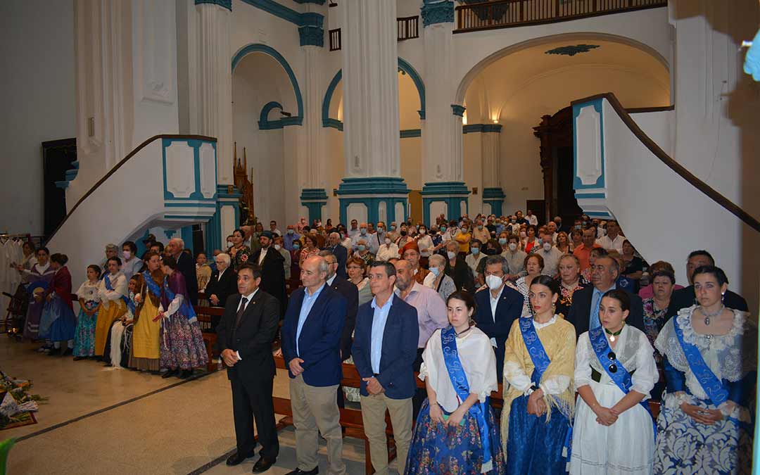 Autoridades y vecinos durante la misa./I.M.