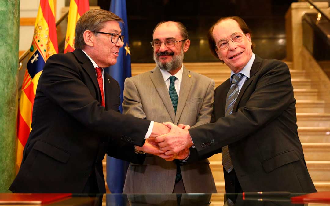 El vicepresidente y consejero de Industria del Gobierno de Aragón, Arturo Aliaga, y el presidente de OXAQUIM, acompañados por el Presidente de Aragón, Javier Lambán, han firmado el convenio de colaboración para impulsar el nuevo proyecto empresarial / Luis Correas