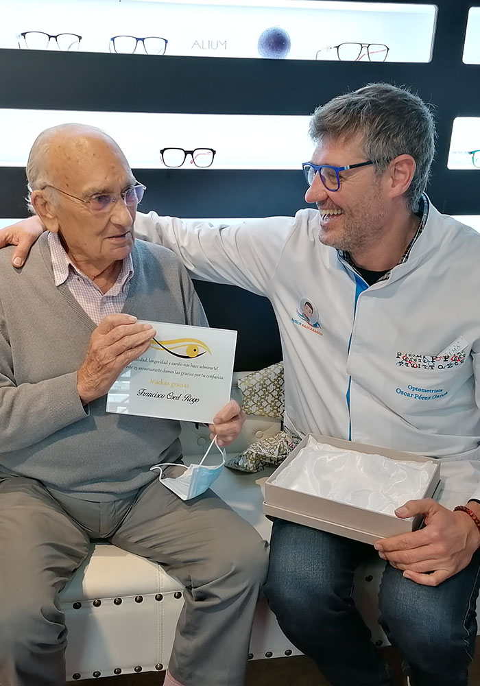 Paco Osed posa en la sede de Ópticas Bajo Aragón en Alcañiz junto a Óscar