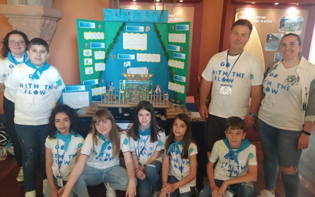 Los alumnos de sexto de primaria del colegio Palmireno en la presentación del proyecto en la feria.