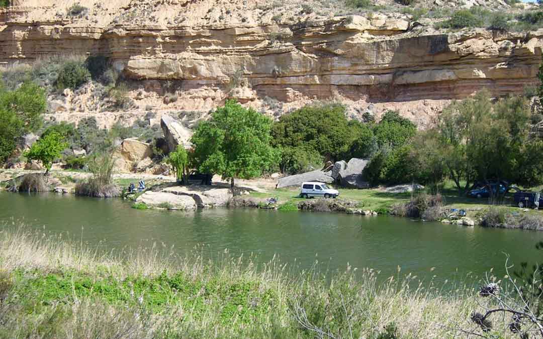 Las aguas del río Guadalope a su paso por el término de Alcañiz son ideales para la práctica de la pesca. Foto. L.C.