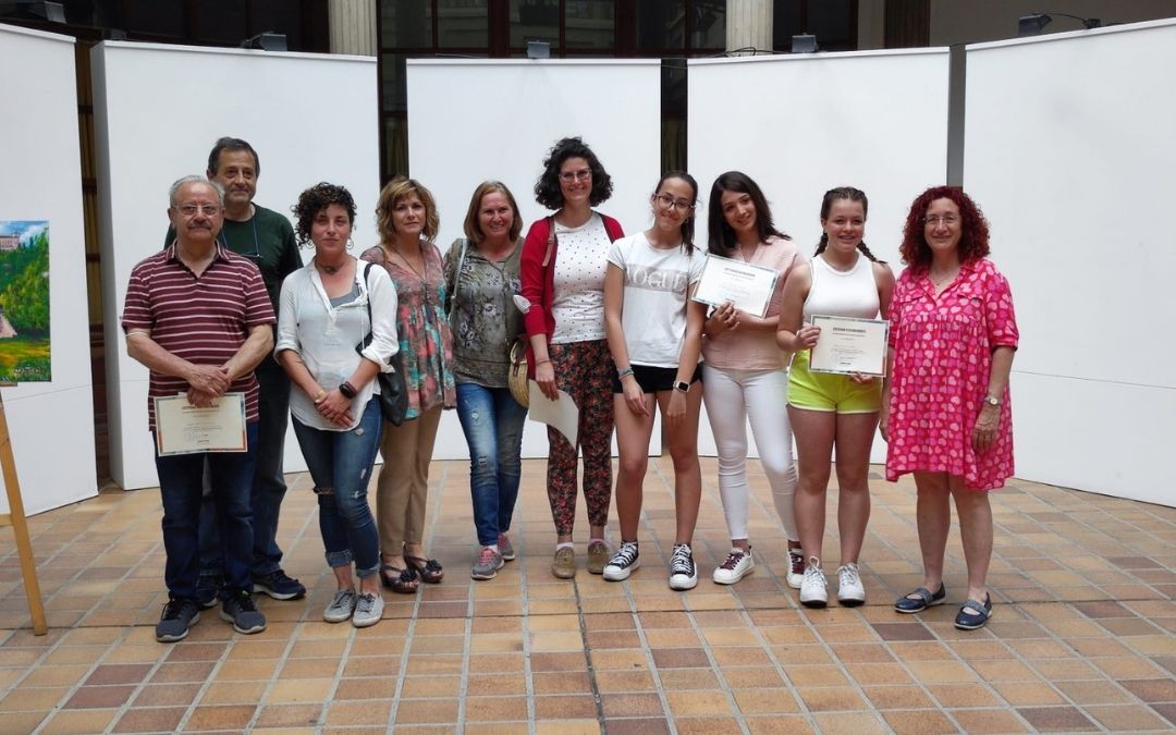 Foto de familia de todos los participantes del concurso junto a los tres miembros del jurado./ Ayto. de Andorra