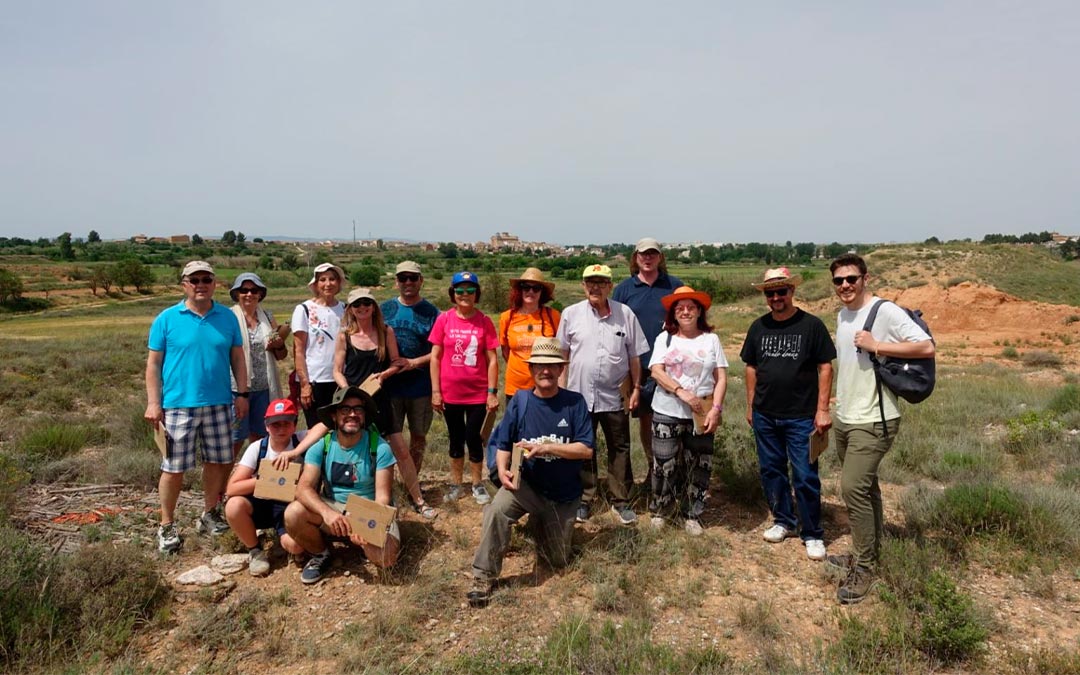 Foto de grupo del paseo naturalista por los alrededores de La Puebla de la mano del experto naturalista poblano Pepe Laguna para recoger plantas / Asociación Musical “Fuera de Tono”