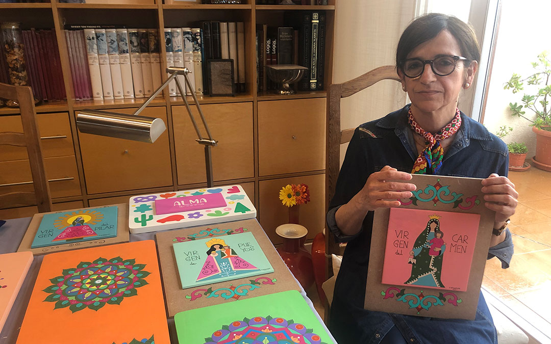 Paz Benavente pinta ahora en su casa, donde tiene un luminoso estudio. En la mano sostiene una de sus vírgenes / L. Castel