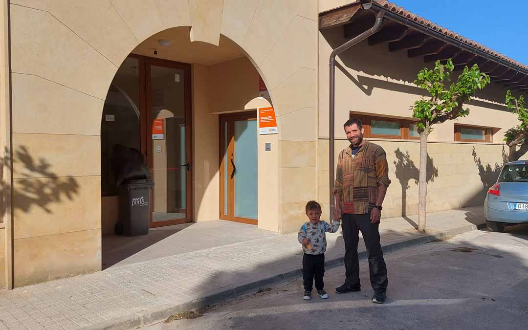 El peñarrogino Luis Parrilla llevando a su hijo a las nuevas instalaciones./ J.L.