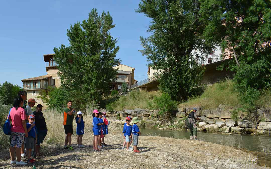 Explicación de diferentes modalidades de pesca a la orilla del río Guadalope./I.M.