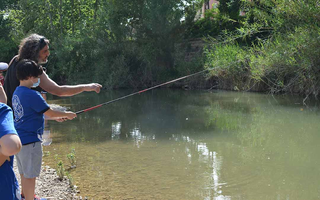 Los más pequeños aprenden distintas modalidades de pesca./I.M.