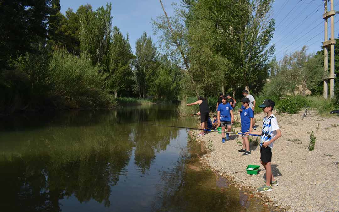 Práctica de la pesca en el río Guadalope./I.M.
