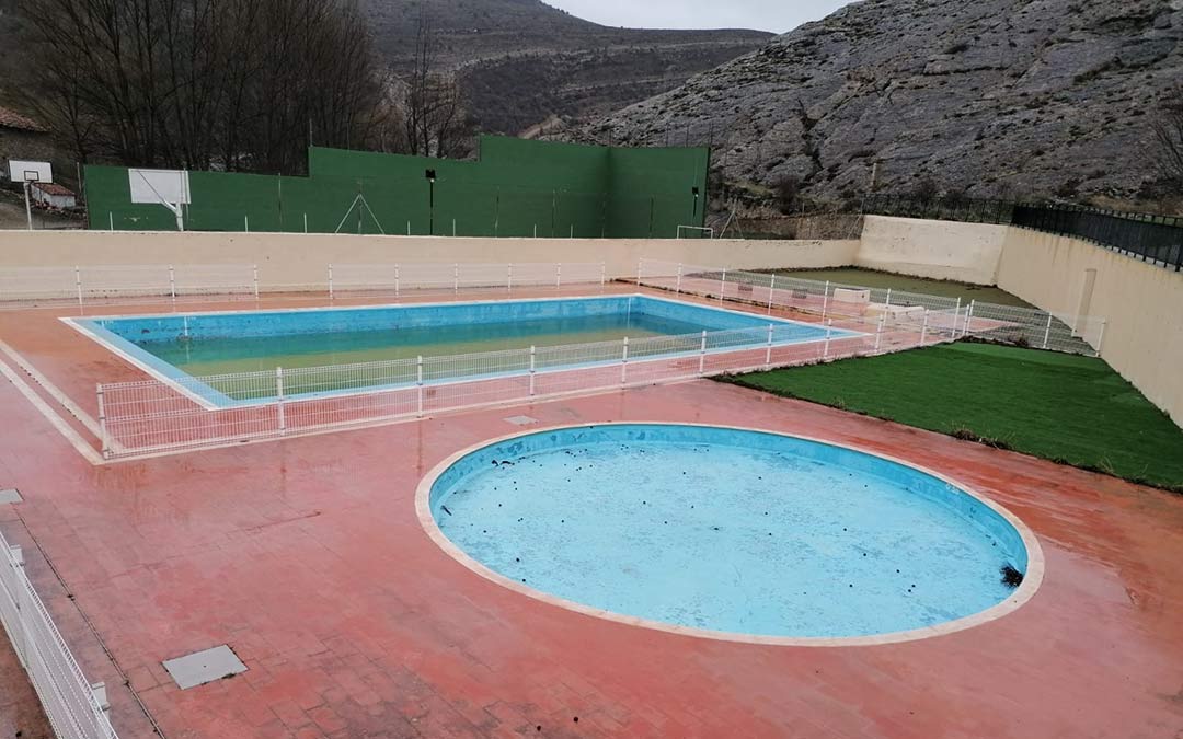 Instalación de las piscinas municipales de Villarroya de los Pinares./D.V.