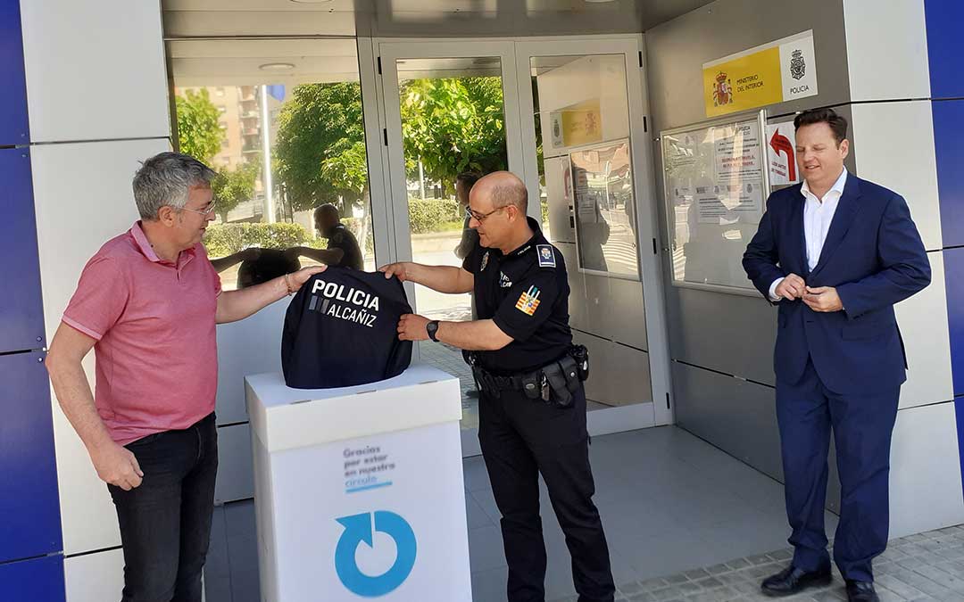 La Policía Local estrena nuevos uniformes y reciclará los antiguos para su reutilización controlada / Ayto. Alcañiz