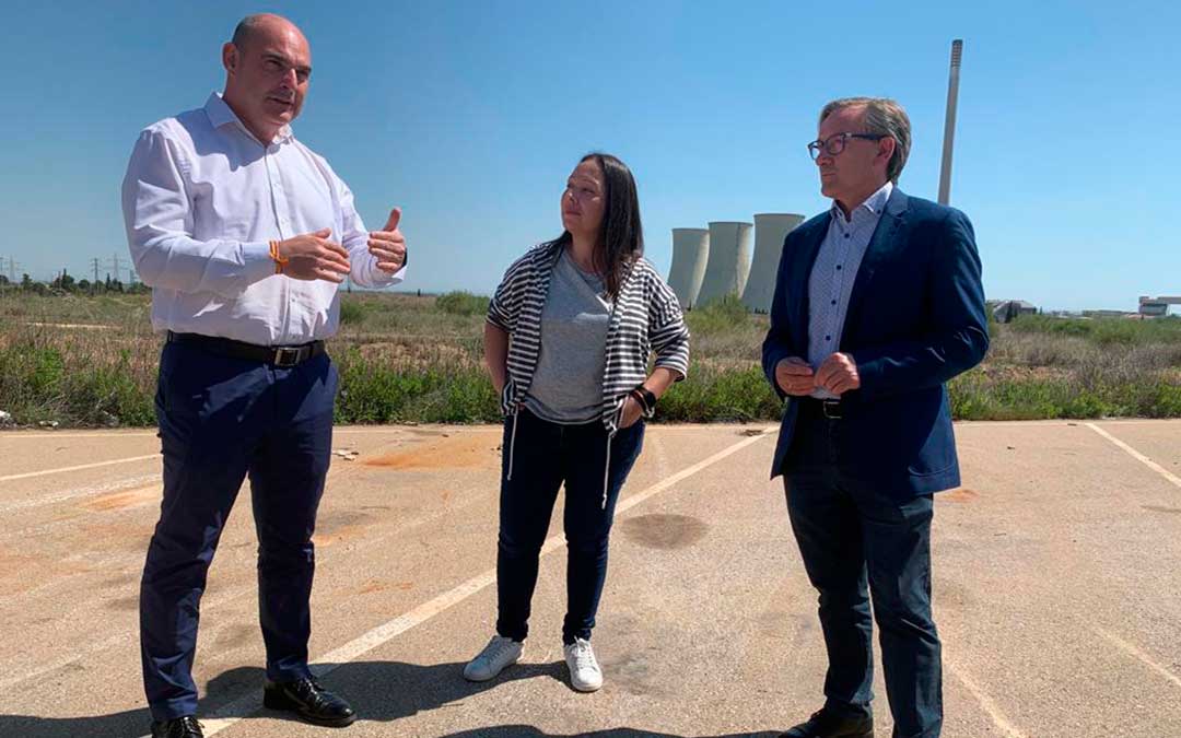 El presidente del PP de Teruel, Joaquín Juste, junto a el portavoz de Industria del PP en las Cortes de Aragón, Juan Carlos Gracia Suso, y la diputada provincial y concejal ‘popular’ en el Ayuntamiento de Andorra, Silvia Quílez.