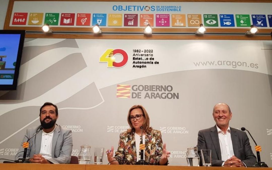 La consejera de Presidencia, Mayte Pérez, flanqueada por Raúl Oliván (izda.) y José Ramón Ibáñez, durante la presentación del proyecto Radar./ DGA
