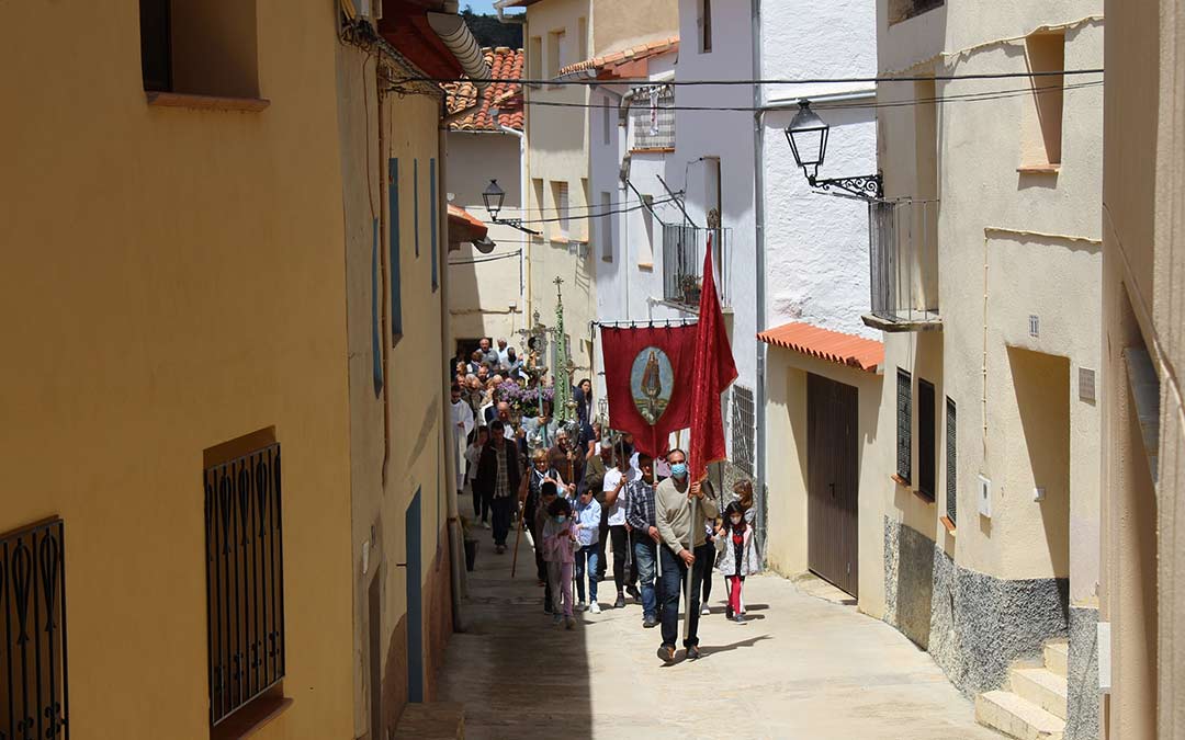 Procesión con la Virgen de la Carrasca por las calles de Bordón./Facebook Amigos de Bordón