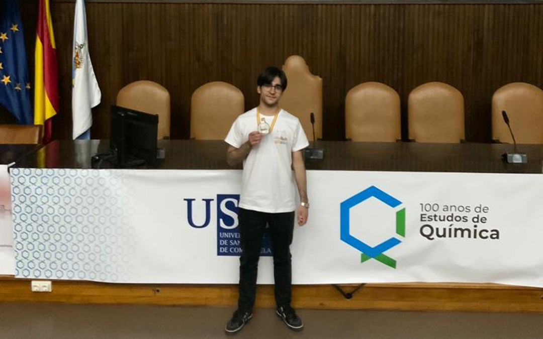 Iván Pelayo Ponz Álvarez, con su medalla de plata de la Olimpiada en Santiago. / L.C.