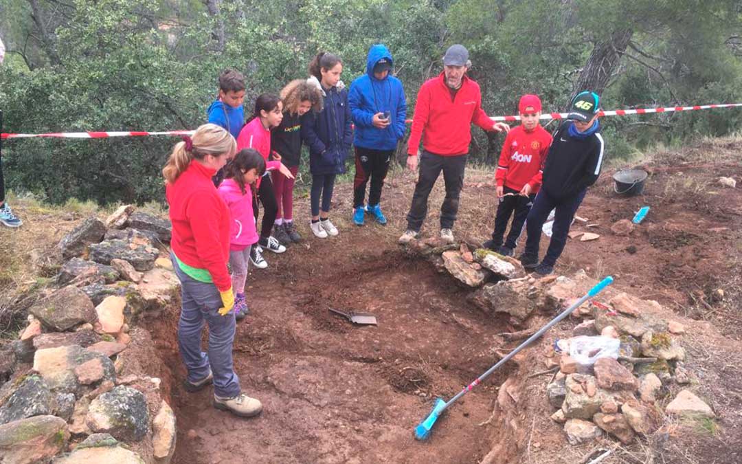 Los escolares de Ráfales visitaron la excavación la semana pasada.
