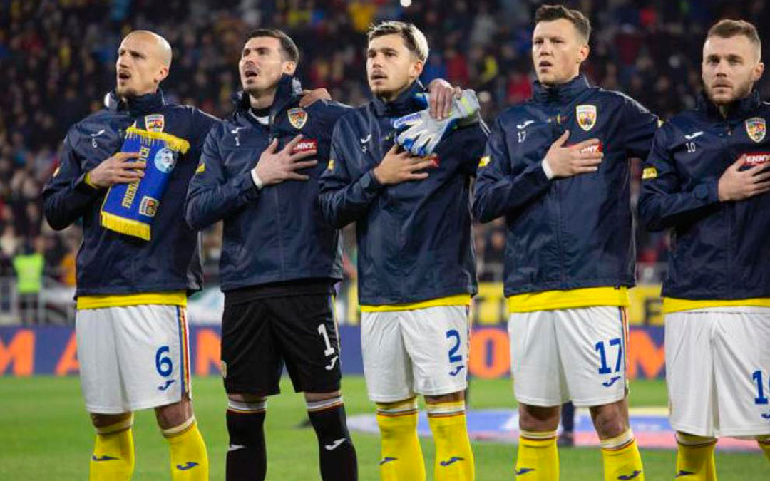 Ratiu, en el centro, cantando el himno de Rumanía con sus compañeros de selección durante un partido./ FRF-Heraldo