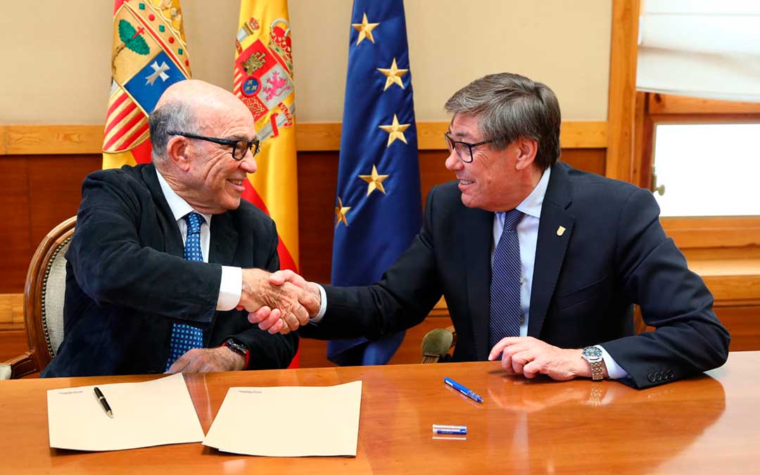 Carmelo Ezpeleta y Arturo Aliaga han firmado este martes en el Pignatelli la renovación del GP de Aragón hasta 2026 / DGA