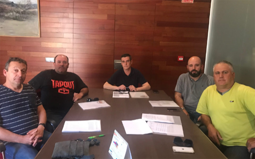 El presidente Luis Peralta reunido con los representantes de UAGA en la sede comarcal./Comarca del Bajo Aragón
