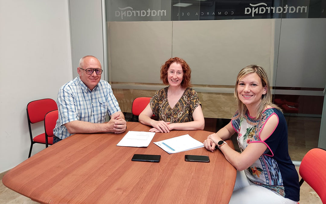 Antonio Saz, del Movimiento ciudadano Teruel Existe; Marta Ferrás, presidenta de la Asociación de Empresarios del Matarraña; y la senadora Beatriz Martín./ Teruel Existe