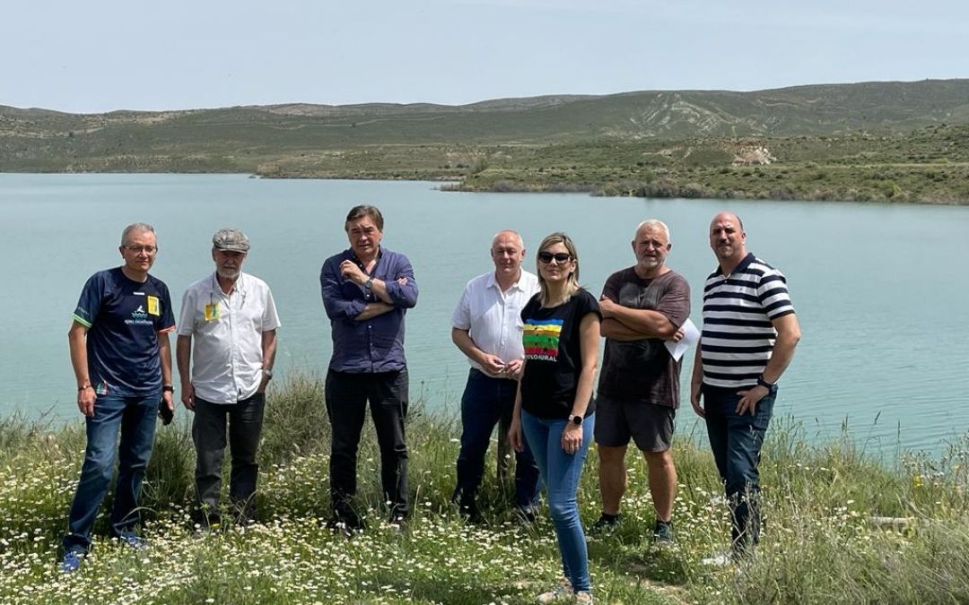 El diputado Tomás Guitarte, los senadores Beatriz Martín y Joaquín Egea, y Antonio Saz de Teruel Existe, junto a integrantes del Grupo Defensa Cueva Foradada en Alcaine.