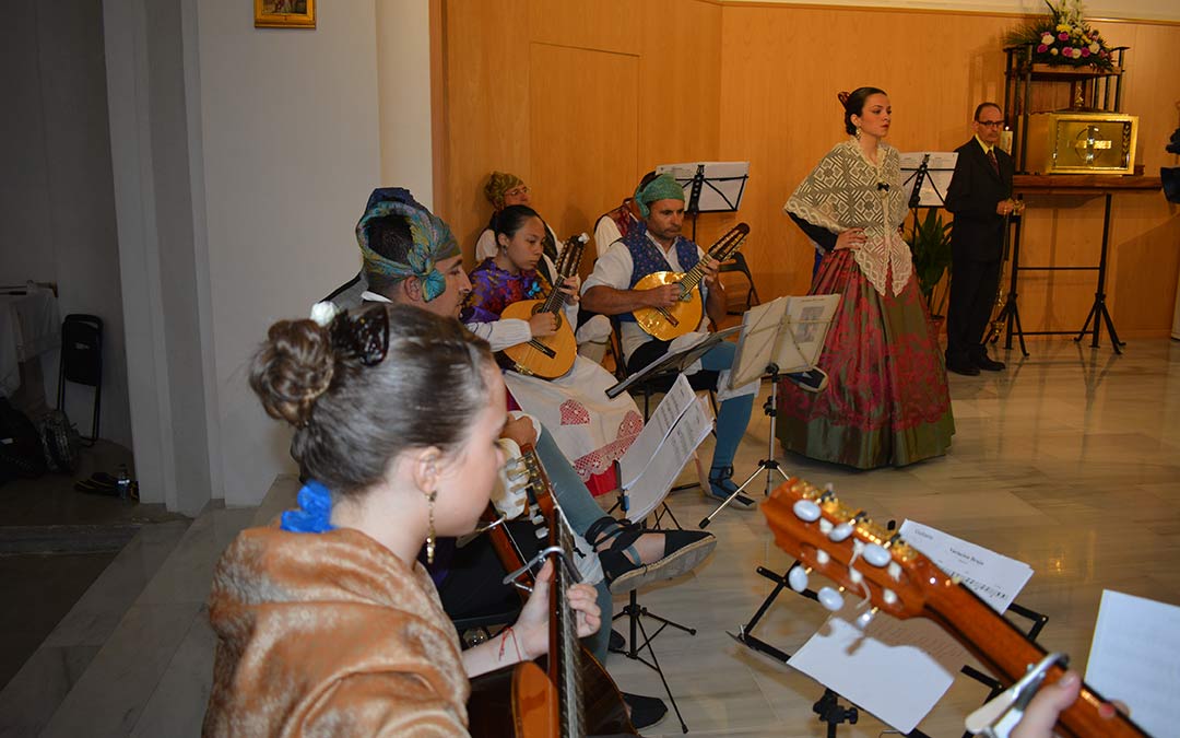 Lucía Claver interpretando su jota en honor a la Patrona./I.M.