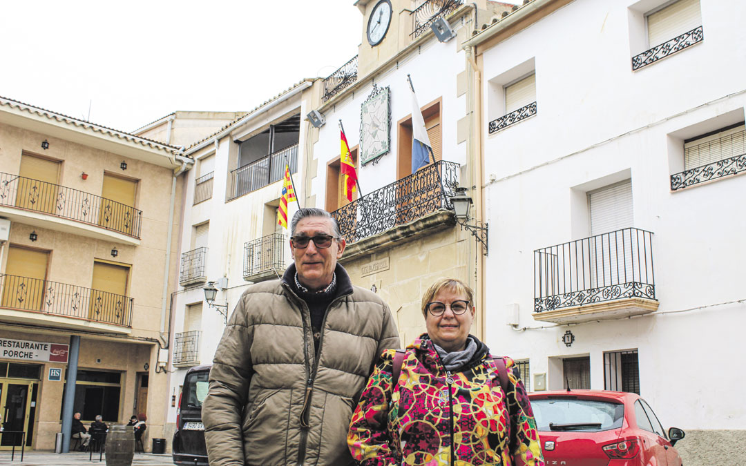 Ramón Foguet y Rosario Lombarte, ante el ayuntamiento de Samper, donde ya residen. / B. Severino