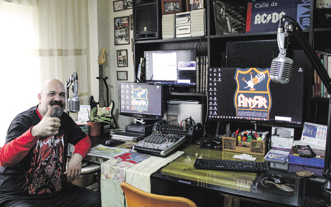 Santi Pekeño Ternasko, en el estudio desde donde emite en Samper para el mundo. / B. Severino