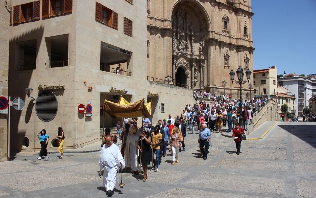 Tras la misa, el párroco guio a los participantes en una procesión hacia el Cuartelillo, donde se realizó la bendición de campos.