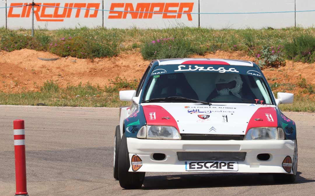 Fernando Villaro con al Citroën AX Proto./ FADA