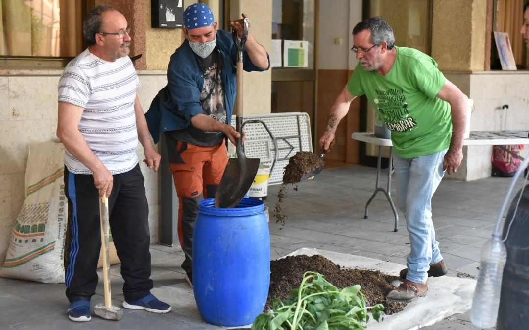 Imagen del taller sobre cómo realizar un compost ecológico que tuvo lugar dentro de la programación.