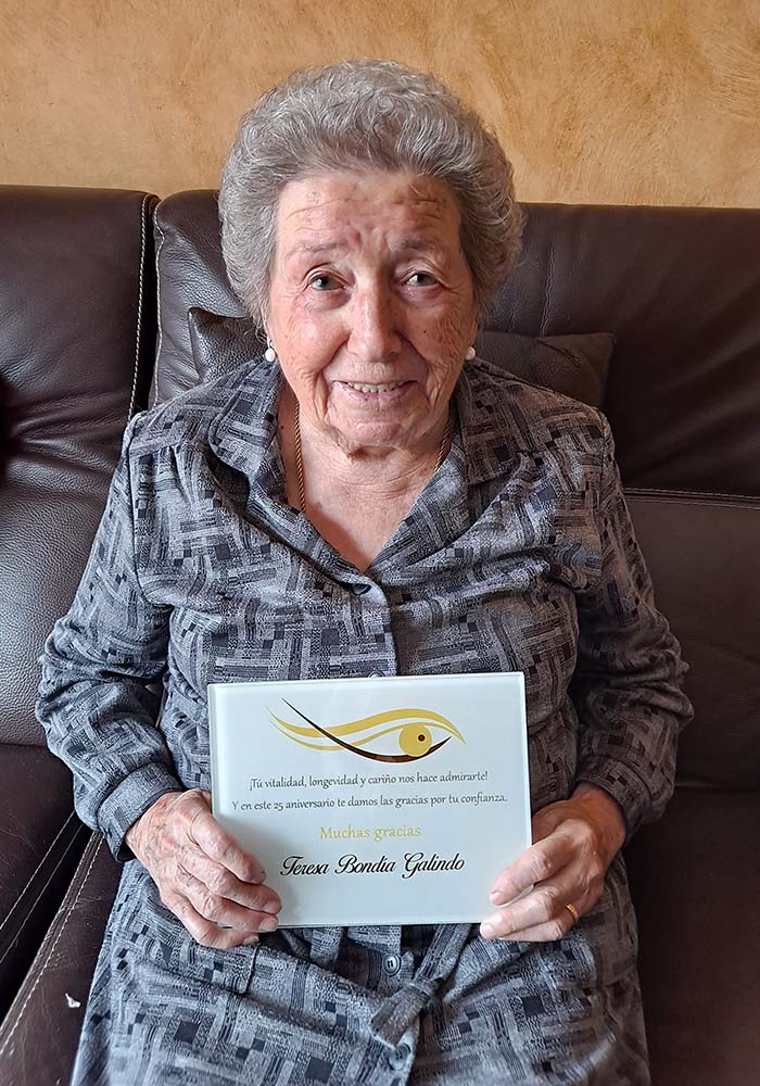 Teresa Bondía posa en Calanda con el agradecimiento de Ópticas Bajo Aragón