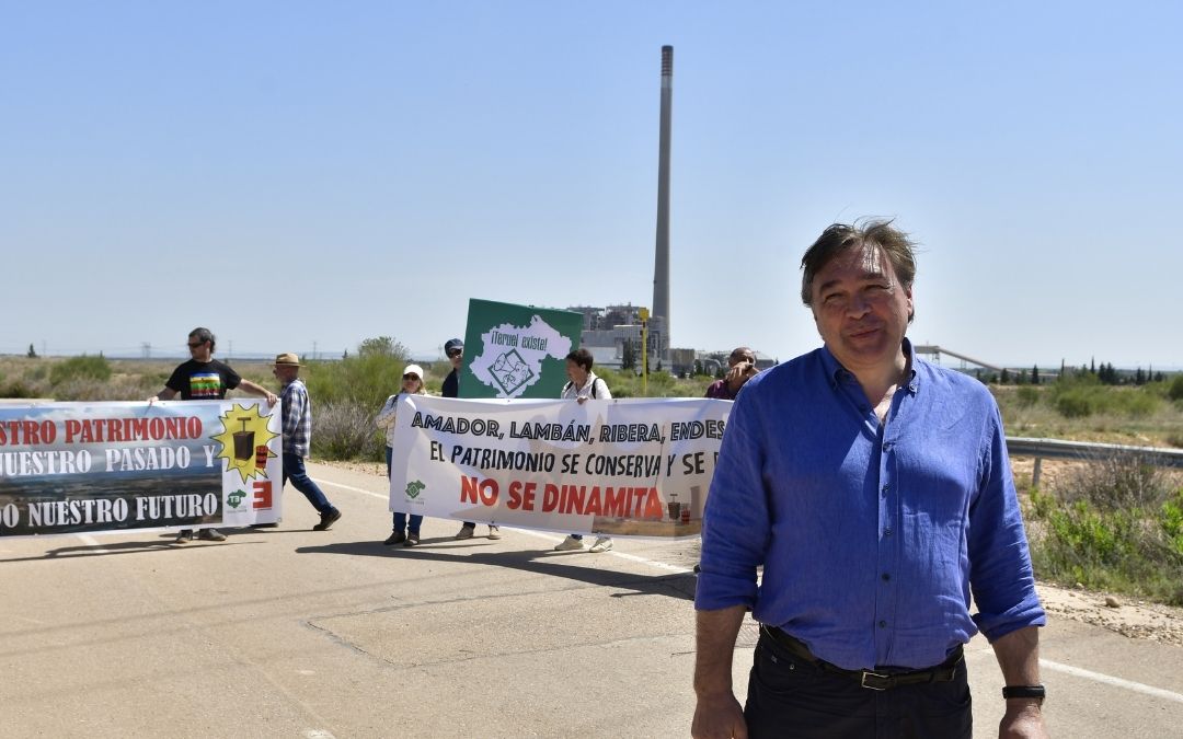 Tomás Guitarte, diputado de Teruel Existe, después del derrumbe de las tres torres de refrigeración de la Central Térmica de Andorra.