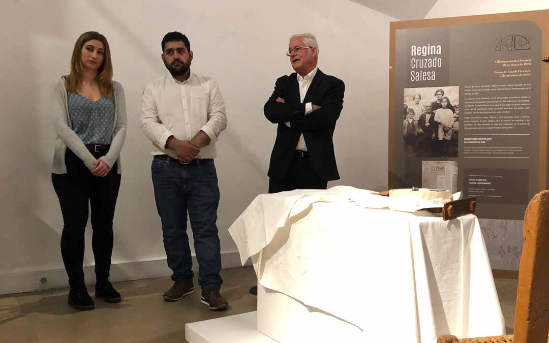 El diputado Diego Piñeiro, el director del Museo Jaime Vicente y la coordinadora de la exposición Sara Civera en la presentación./ DPT