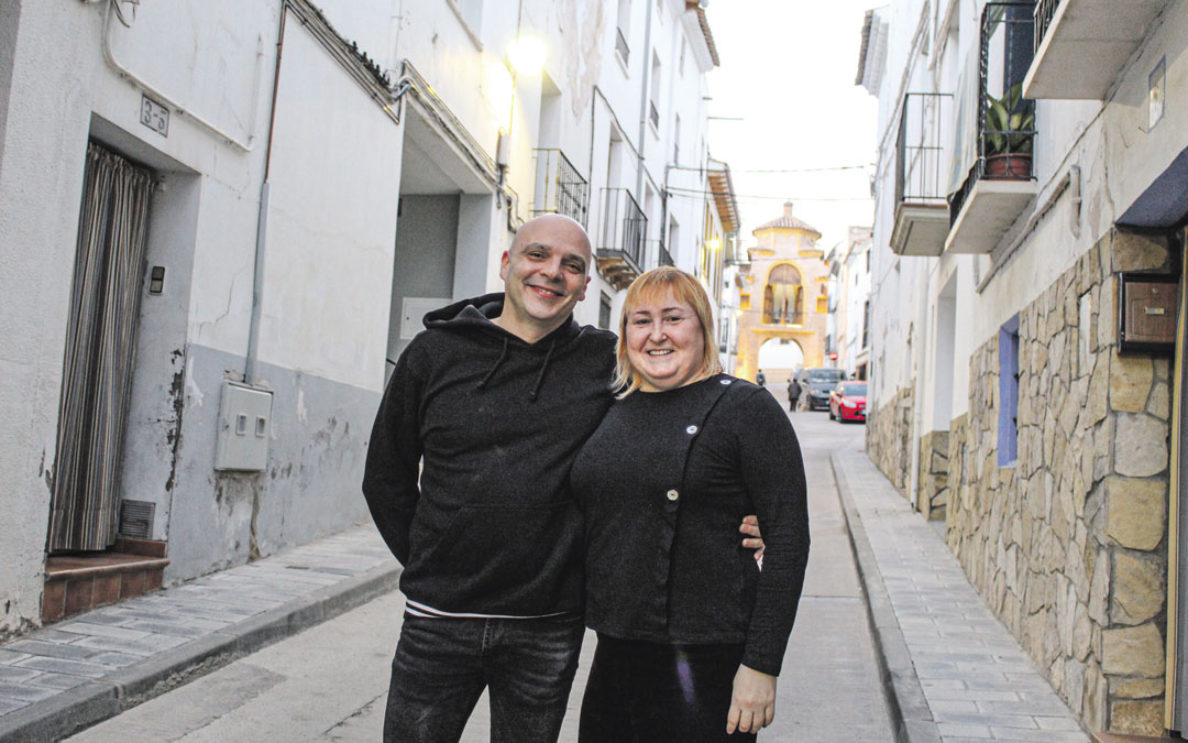 Rey y Tomás, en San Roque de Urrea, donde han arreglado su vivienda. / B. Severino