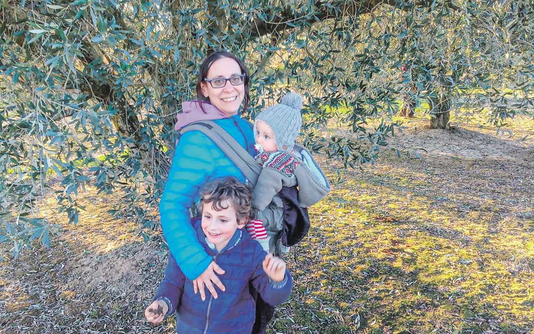 Rebeca Sanz, con sus hijos, Jan y Artal, disfrutando de su vida en Urrea. / L.C.
