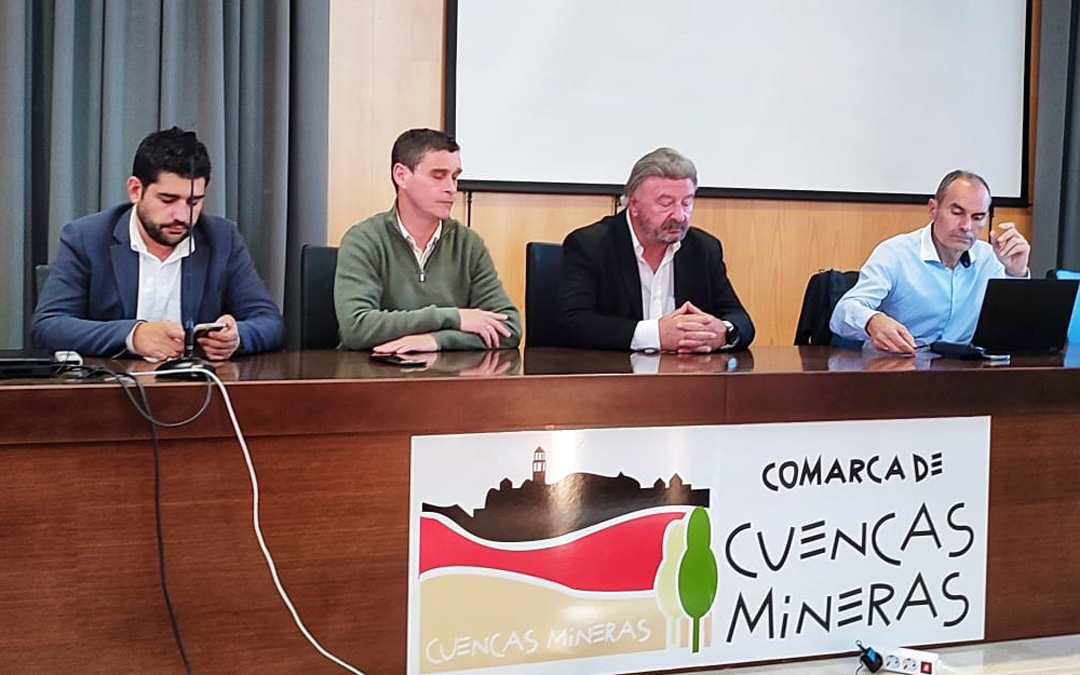 Representantes del Bajo Aragón, DPT, Cuencas Mineras y DGA, en la reunión en Utrillas sobre Valfambra. / L.C.