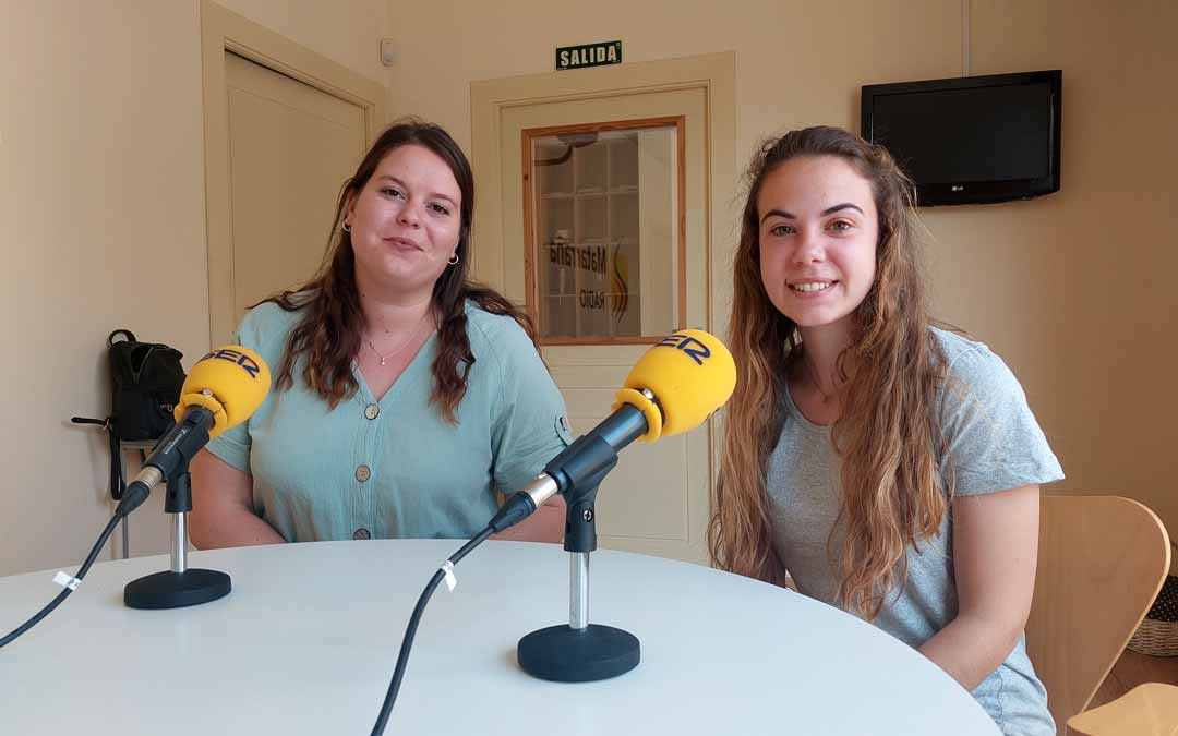 Raluca Dan y María Molina, de la Associació de Jovens de Valderrobres.
