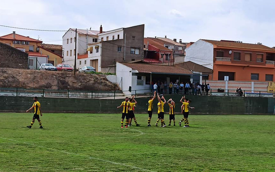 Los jugadores del Valderrobres saludando a la afición desplaza a Chiprana. / Facebook CF Valderrobres