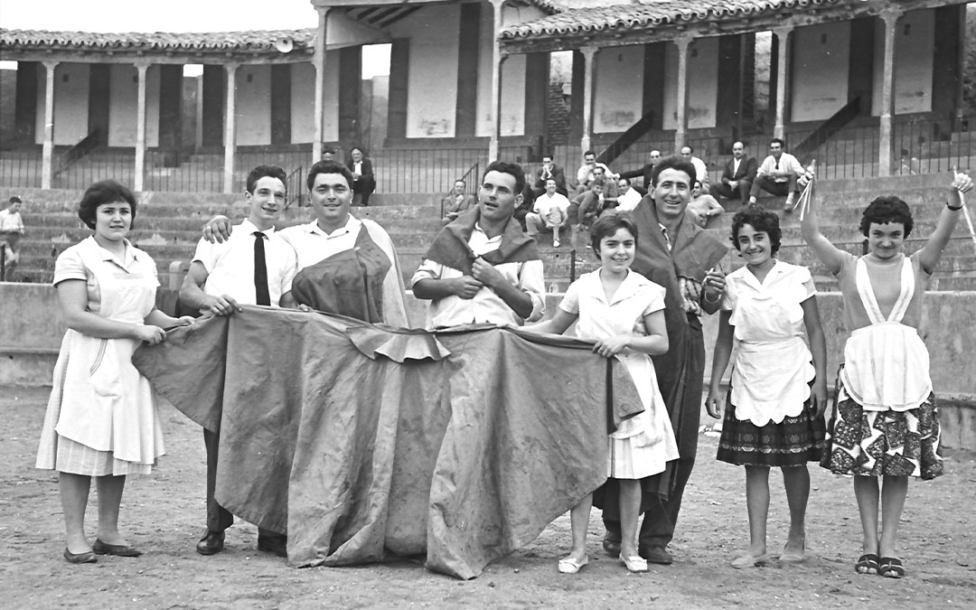 Vecinos y vecinas de Albalate posan con un capote en la arena del coso albalatino el 29 de septiembre de 1966./ Andrés Serrano