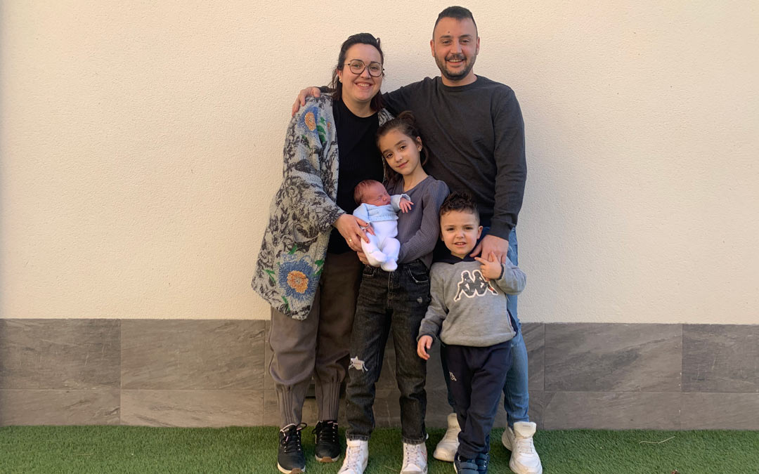 Almudena y Raúl Valén junto a sus tres hijos en el jardín de su casa en Chiprana. / E.Peralta