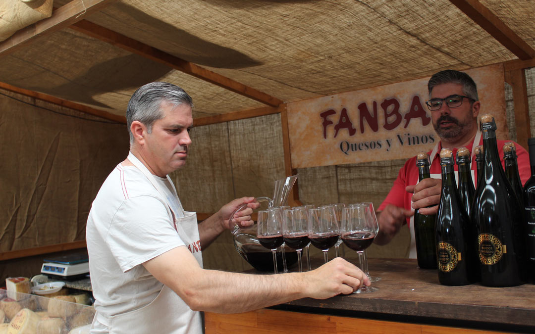 Miembros de la empresa local Fanbar, preparando unas copas de vino para los visitantes a la feria./ E.P.