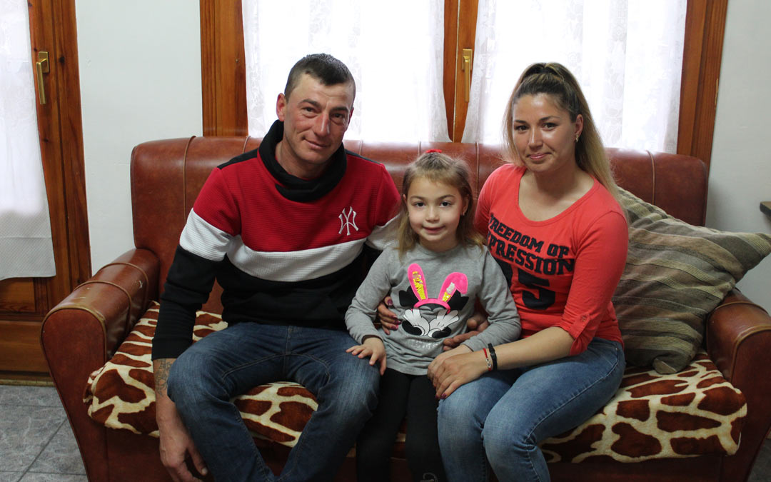 La familia Pletea en el sofá de su casa en Chiprana./ E.P