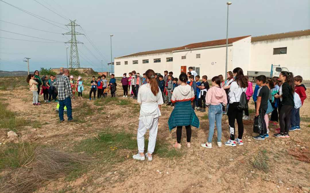 Los jóvenes caspolinos junto a Rafa Guardia en una de las jornadas de repoblación / Ayto Caspe