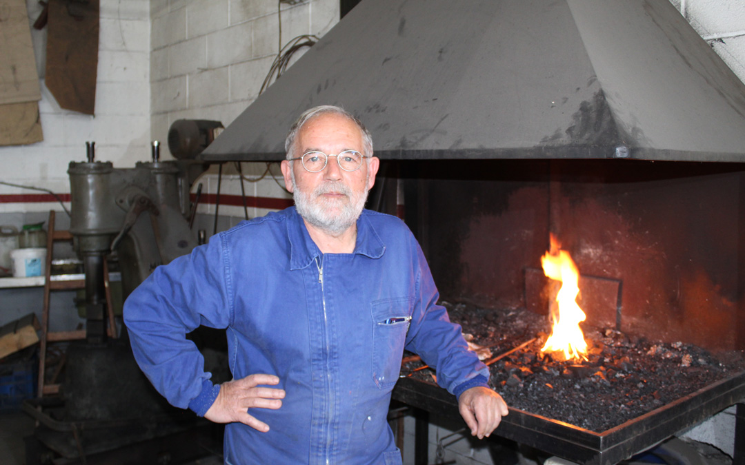 Luis Albiac, en su taller en Caspe, junto a la fragua / Eduard Peralta