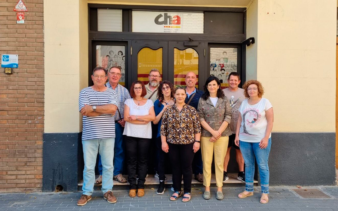 Diferentes representantes locales, comarcales y autonómicos de Chunta Aragonesista en la inauguración de la sede en Caspe./ CHA