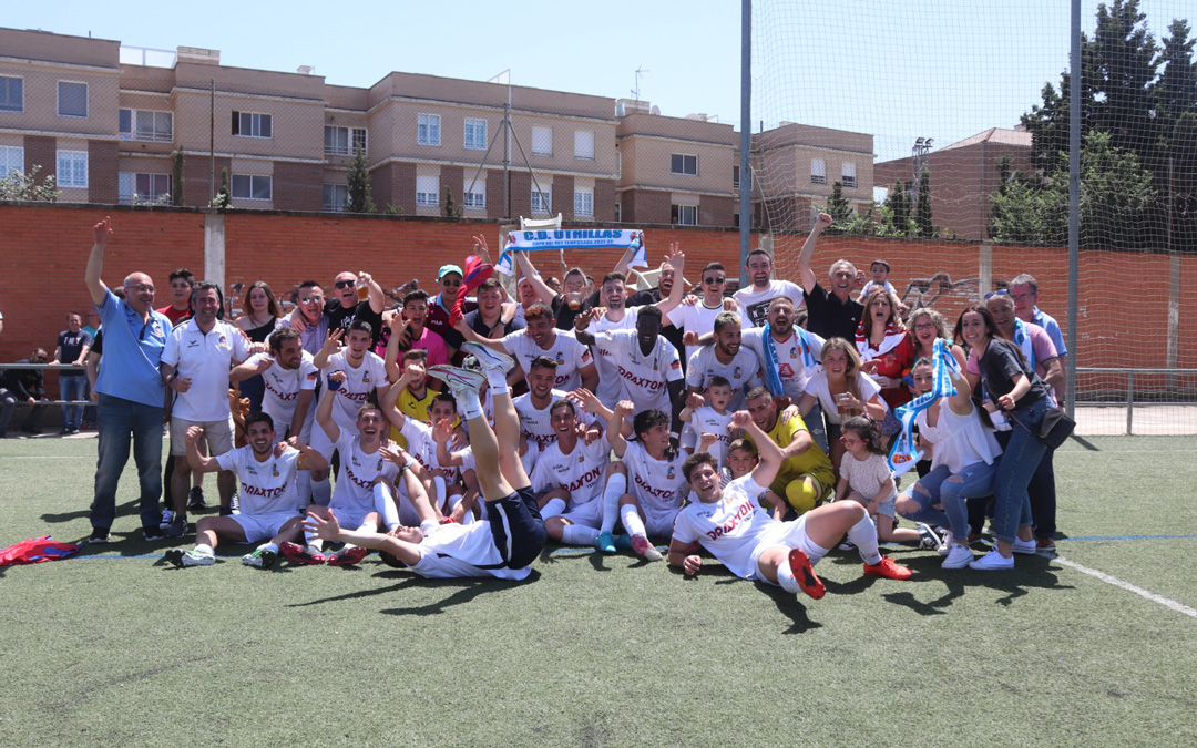 Plantilla y cuerpo técnico celebran el ascenso./ Diario de Teruel