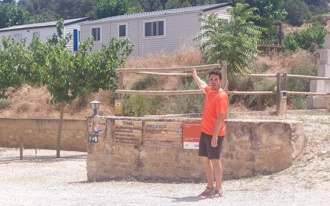 Carlos Arrufat señala el pinar cercano en el que las llamas se quedaron a tan solo 100 metros. J.L.
