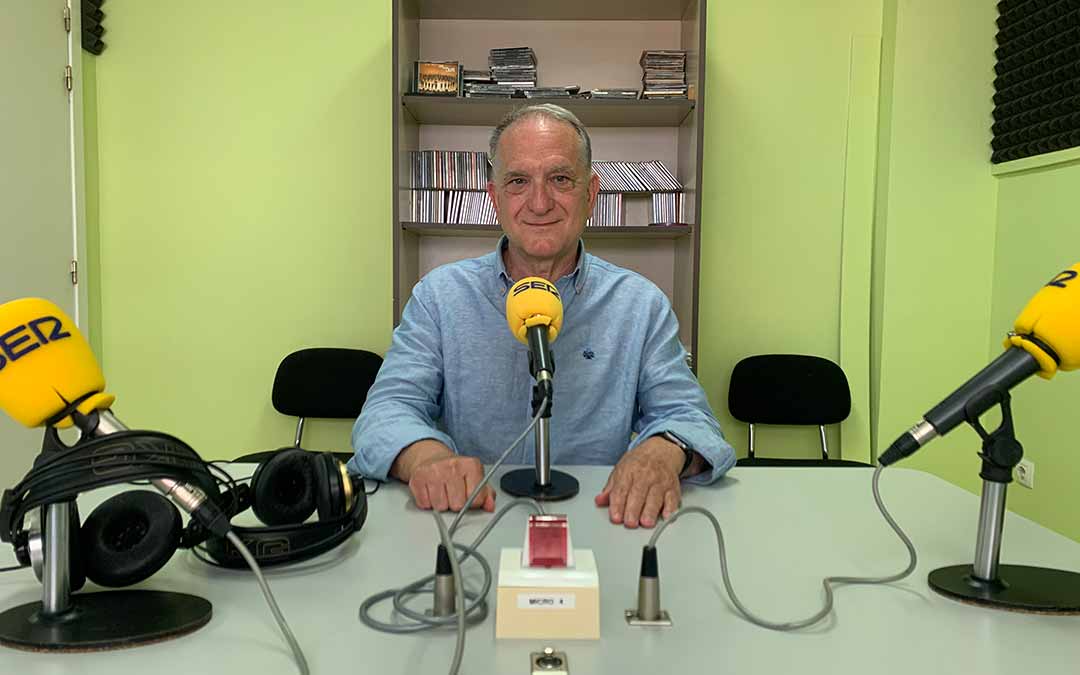 Miguel Tena, presidente de ASADICC, en Radio Caspe./ Eduard Peralta