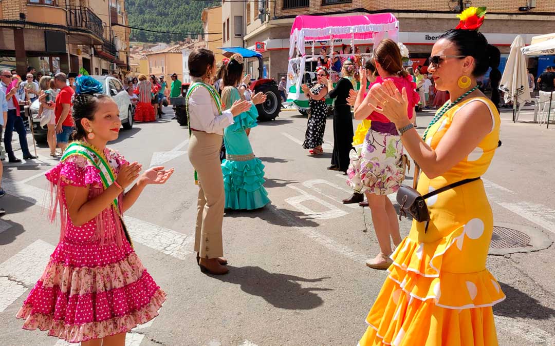 Las socias de la Casa Andalucía bailan sevillanas en las calles de Andorra./ Ayuntamiento de Andorra